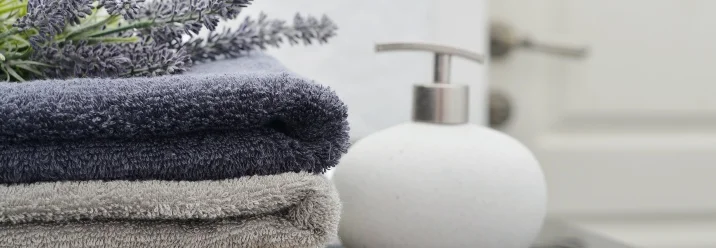 Stapel Handtücher und Seifenspender